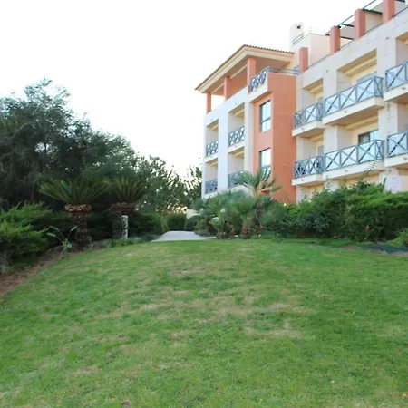 Spacious In 200 M² With Shared Pool アパート