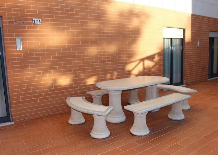 Spacious In 200 M² With Shared Pool Albufeira