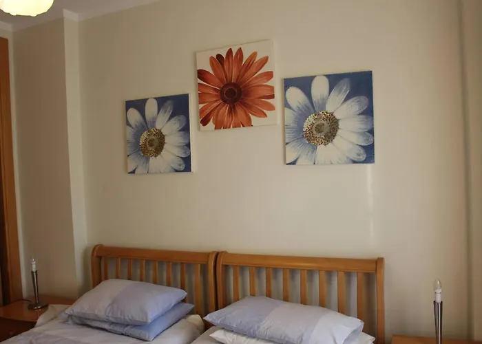 Spacious In 200 M² With Shared Pool * Albufeira