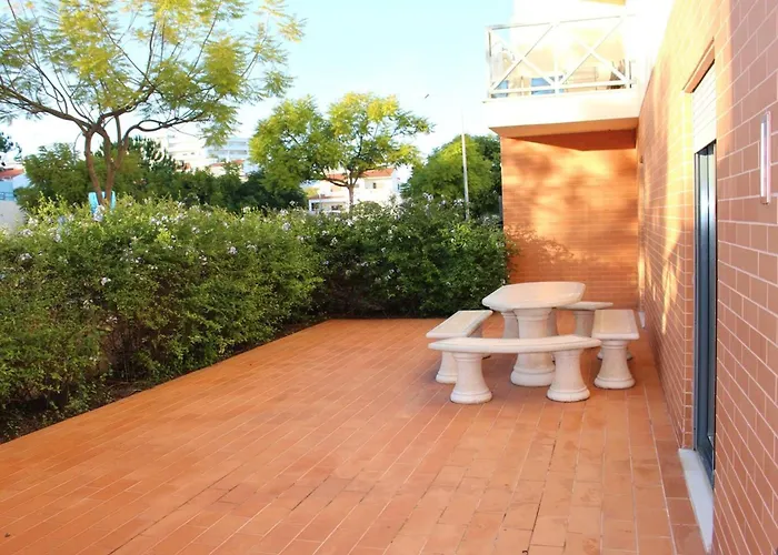 Spacious In 200 M² With Shared Pool Albufeira